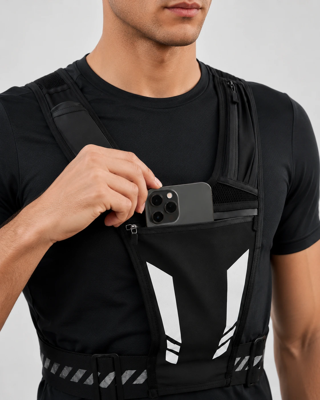 Bolsillo delantero del chaleco runnerfit para guardar el celular