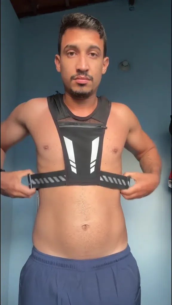 Cliente corriendo con el chaleco Runnerfit